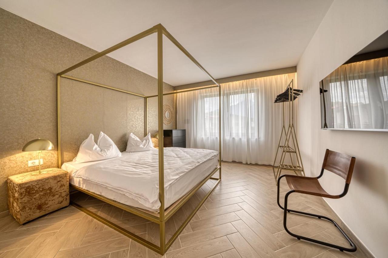 Goldfinger + Suites ลานา ภายนอก รูปภาพ