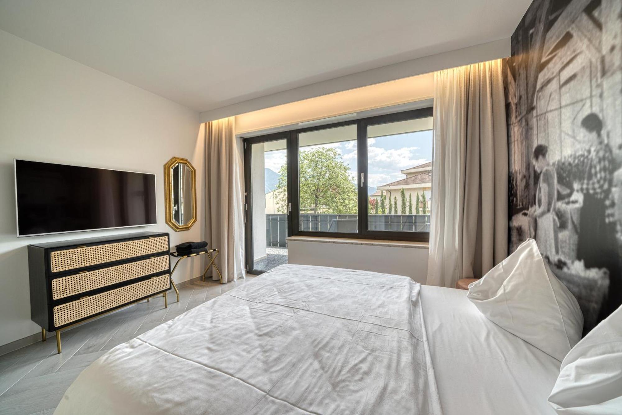 Goldfinger + Suites ลานา ภายนอก รูปภาพ